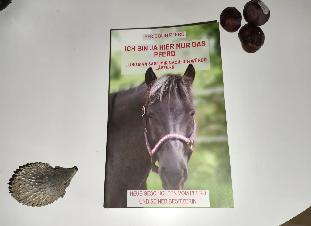 Buchtipp: „Ich bin ja hier nur das Pferd … und man sagt mir nach, ich würde lästern“ von Pfridolin Pferd